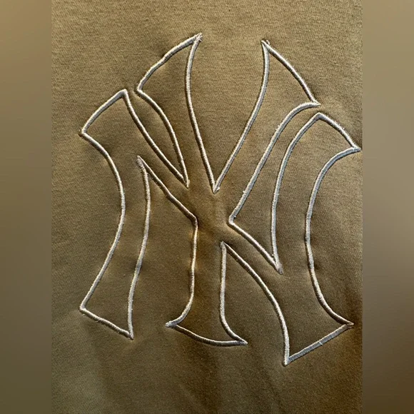 9- NWT genuine merchandise New York Yankees beige sweatshirt - Picture 3 of 6